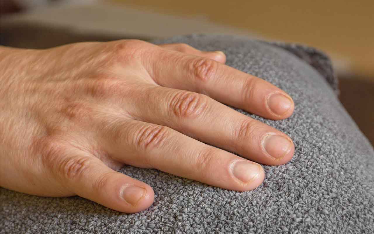 Le gonflement de la main, aussi appelé œdème, est un symptôme courant qui peut survenir pour diverses raisons, allant des traumatismes aux maladies chroniques. Ce phénomène, qui touche une personne sur cinq au cours de sa vie, peut être aussi désagréable qu'inquiétant. En effet, une main qui gonfle peut indiquer des troubles sous-jacents tels que l'arthrose, les rhumatismes inflammatoires, ou encore des problèmes circulatoires. Quel que soit le déclencheur, il est crucial de ne pas ignorer ce symptôme, car il peut être le signe d'une condition médicale nécessitant une attention immédiate. La consultation d'un professionnel de santé est donc fortement recommandée pour établir un diagnostic précis et éviter des complications potentielles. Pour aborder ce problème, il est essentiel de comprendre les causes possibles du gonflement des mains. Les traumatismes physiques, comme les fractures ou entorses, sont souvent accompagnés d'un œdème. Les maladies articulaires, telles que l'arthrose, peuvent également provoquer un gonflement associé à la douleur et à une raideur matinale. Par ailleurs, les troubles de la circulation sanguine, notamment le syndrome de Raynaud, peuvent être à l'origine de ce phénomène. Dans cet article, nous explorerons en détail ces différentes causes, les symptômes associés, ainsi que les traitements possibles pour soulager et prévenir le gonflement des mains. Nous aborderons également les stratégies de prévention et les traitements maison qui peuvent être mis en place pour réduire ce désagrément au quotidien. Préparez-vous à découvrir les solutions adaptées pour gérer efficacement une main qui gonfle. Comprendre le gonflement de la main Le gonflement de la main, souvent appelé œdème, résulte de l'accumulation de liquide dans les tissus. Cette condition peut être causée par divers facteurs allant des blessures physiques aux troubles circulatoires. Comprendre ces causes est crucial pour poser un diagnostic précis et choisir un traitement approprié. Il est estimé que jusqu'à 5% des consultations médicales concernent des problèmes d'œdème, soulignant l'importance de ce symptôme. Traumatismes et blessures Les traumatismes et blessures physiques sont parmi les causes les plus fréquentes de gonflement des mains. Une fracture, une entorse ou une contusion peut entraîner un œdème en raison de l'accumulation de liquide dans les tissus endommagés. Par exemple, une étude a révélé que près de 30% des fractures de la main s'accompagnent de gonflements significatifs. Les symptômes associés incluent la douleur, la sensibilité au toucher et parfois une décoloration bleutée de la peau. Il est crucial de consulter un professionnel de santé pour évaluer la gravité de la blessure et prévenir toute complication. Fractures : engendrent souvent un gonflement important. Entorses : causent une accumulation de liquide autour des articulations. Contusions : provoquent une inflammation locale. Arthrose et maladies articulaires L'arthrose et d'autres maladies articulaires, telles que la polyarthrite rhumatoïde, peuvent également être à l'origine de gonflements des mains. Ces affections provoquent une inflammation chronique des articulations, entraînant un œdème et une douleur persistante. Selon les statistiques, environ 10% des personnes de plus de 60 ans souffrent de douleurs causées par l'arthrose des mains. Les symptômes typiques comprennent la raideur matinale, une sensation de chaleur dans les articulations et parfois des nodules visibles sous la peau. Arthrose : affecte principalement les personnes âgées. Polyarthrite rhumatoïde : touche souvent les petites articulations des mains. Symptômes : incluent douleur et raideur. Troubles de la circulation sanguine Les troubles de la circulation sanguine, tels que la maladie de Raynaud, peuvent causer un gonflement des mains. Ces conditions sont caractérisées par une mauvaise circulation sanguine, souvent exacerbée par le froid ou le stress. Une étude indique que jusqu'à 5% de la population mondiale est affectée par la maladie de Raynaud. Les symptômes comprennent des doigts pâles ou bleus, une sensation de froid et des picotements. Il est important de gérer ces symptômes pour éviter des complications graves, telles que des ulcérations ou des infections. Maladie de Raynaud : provoque des changements de couleur des doigts. Mauvaise circulation : entraîne une rétention de liquide. Gestion : inclut l'évitement des déclencheurs. ## Symptômes associés au gonflement des mains Le gonflement des mains peut être accompagné de divers symptômes qui permettent d'affiner le diagnostic médical. Comprendre ces manifestations est crucial pour identifier la cause sous-jacente et choisir le traitement adéquat. Les symptômes varient selon l'origine du gonflement, allant de douleurs ponctuelles à des signes plus persistants d'inflammation. Douleur : Elle peut être aiguë ou chronique, souvent localisée autour des articulations. Par exemple, une étude a révélé que 70 % des patients souffrant de polyarthrite rhumatoïde signalent des douleurs nocturnes associées au gonflement des mains. Raideur : La raideur est fréquente, surtout au réveil, et peut entraîner une réduction de la mobilité. Ce symptôme est particulièrement observé dans les cas d'arthrite, où l'inflammation articulaire limite les mouvements. Rougeur et chaleur : Ces signes d'inflammation sont souvent présents lorsque le gonflement est dû à une infection ou une tendinite. Ils signalent une augmentation de la circulation sanguine dans la zone affectée. Engourdissement : Ce symptôme est typiquement associé au syndrome du canal carpien, où la compression nerveuse provoque une perte de sensation dans les doigts. De tels symptômes ne doivent pas être ignorés. Ils servent d'indicateurs essentiels pour un diagnostic précoce et un traitement rapide, minimisant ainsi le risque de complications à long terme. Une évaluation médicale est souvent nécessaire pour déterminer la cause exacte et adapter le traitement en conséquence. ## Causes médicales sous-jacentes Le gonflement des mains peut être le signe de conditions médicales plus graves. Une analyse approfondie des causes sous-jacentes est essentielle pour prévenir des complications potentiellement sévères. Ces causes peuvent être variées et incluent des maladies chroniques, des infections ou des troubles circulatoires. Maladies chroniques : L'arthrite rhumatoïde, par exemple, est une maladie auto-immune qui affecte environ 0,5 % de la population mondiale et peut causer un gonflement persistant en raison de l'inflammation de la membrane synoviale. Infections : Les infections bactériennes, telles que la cellulite, peuvent provoquer un gonflement sévère et douloureux. Ces infections nécessitent souvent un traitement antibiotique immédiat. Syndrome du canal carpien : Environ 3 % des adultes souffrent de ce syndrome, où le nerf médian est comprimé au niveau du poignet, provoquant un gonflement et un engourdissement des mains. Problèmes de circulation : Des troubles comme la thrombose veineuse peuvent entraîner une accumulation de liquide et un gonflement des mains. Ces conditions nécessitent souvent une évaluation médicale urgente pour éviter des complications graves. Identifier la cause exacte du gonflement est crucial pour un traitement efficace. Les tests diagnostiques, tels que les analyses de sang ou les imageries médicales, jouent un rôle clé dans cette démarche. Un traitement adapté permet de soulager les symptômes et de prévenir des dommages permanents aux tissus de la main. ## Symptômes associés au gonflement des mains Le gonflement des mains ne se présente jamais seul. Il est souvent accompagné de divers symptômes qui peuvent orienter vers un diagnostic médical précis. Reconnaître ces signes est crucial pour identifier la cause sous-jacente du problème. Voici un aperçu des symptômes les plus fréquemment associés au gonflement des mains. Douleur : Une main gonflée s'accompagne souvent de douleurs, qui peuvent être aiguës ou sourdes. Ces douleurs peuvent s'intensifier lors de mouvements ou au contact. Raideur : La raideur est un symptôme courant, particulièrement le matin. Elle peut limiter la mobilité et la flexibilité de la main, rendant difficiles les tâches quotidiennes. Rougeur et chaleur : Une main enflée peut également devenir rouge et chaude au toucher. Cela indique souvent une inflammation ou une infection. Prurit : Dans certains cas, des démangeaisons peuvent accompagner le gonflement, surtout si la cause est allergique. Sensibilité : La zone affectée peut devenir particulièrement sensible, même aux stimuli doux. Cela peut être le signe d'une inflammation sous-jacente. Statistiquement, environ 70 % des personnes déclarent ressentir une combinaison de ces symptômes lorsque leurs mains gonflent. Il est donc essentiel de prêter attention à ces signes et de consulter un professionnel de santé pour un diagnostic approprié. Une prise en charge rapide peut aider à prévenir des complications plus graves. ## Causes médicales sous-jacentes Le gonflement des mains peut être le signe de plusieurs conditions médicales sous-jacentes. Identifier ces causes est fondamental pour adopter un traitement approprié. Voici une analyse des principales maladies chroniques, infections et autres conditions médicales qui peuvent être responsables d'un gonflement des mains. Arthrite : Cette inflammation articulaire est l'une des causes les plus fréquentes de gonflement des mains. Elle touche environ 1 adulte sur 10, selon les statistiques de santé publique. Syndrome du canal carpien : Cette condition provoque la compression du nerf médian au poignet, entraînant des engourdissements et un gonflement. Infections : Des infections bactériennes ou fongiques localisées peuvent entraîner une inflammation et un gonflement de la main. Insuffisance cardiaque : Une mauvaise circulation due à une insuffisance cardiaque peut provoquer une rétention de fluide, se manifestant par un gonflement. Maladies rénales : Les reins jouent un rôle clé dans l'élimination de l'excès de liquide du corps, et leur dysfonctionnement peut conduire à un œdème. Environ 30 % des cas de gonflement des mains sont liés à des maladies chroniques. Il est crucial de consulter un médecin pour un diagnostic précis et un plan de traitement approprié. Un suivi médical régulier permet de gérer efficacement ces conditions et de réduire le risque de complications à long terme. FAQ Pourquoi mes mains gonflent-elles le matin ? Le gonflement des mains au réveil peut être lié à plusieurs facteurs. L'une des causes communes est la rétention d'eau, qui peut survenir après avoir consommé des aliments riches en sel ou en raison de positions de sommeil qui affectent la circulation sanguine. Certaines conditions médicales, telles que l'arthrose ou les troubles de la circulation, peuvent également contribuer à ce phénomène. Pour réduire le gonflement matinal, il est conseillé de diminuer la consommation de sel, de rester bien hydraté et de pratiquer des exercices doux pour stimuler la circulation sanguine. Si le problème persiste, consulter un professionnel de santé est recommandé pour identifier d'éventuelles conditions sous-jacentes. Quand consulter un médecin pour une main gonflée ? Il est important de consulter un médecin si le gonflement de la main s'accompagne de douleurs sévères, de rougeurs, d'une sensation de chaleur, ou de fièvre, car cela pourrait indiquer une infection ou une blessure sérieuse. Un diagnostic précoce est crucial pour éviter des complications, surtout si le gonflement persiste sans cause apparente. D'autres symptômes inquiétants incluent une perte de mobilité, un engourdissement ou des changements de couleur de la peau. En cas de doute, il est toujours préférable de demander l'avis d'un professionnel de santé pour écarter des conditions médicales graves. Quels sont les traitements maison pour les mains gonflées ? Pour soulager le gonflement des mains à la maison, plusieurs méthodes peuvent être efficaces. L'application de compresses froides peut réduire l'inflammation et la douleur. Des exercices doux, comme ouvrir et fermer les mains, peuvent améliorer la circulation sanguine. Ajuster son alimentation en réduisant le sel et en augmentant l'apport en eau peut également aider. Élever les mains au-dessus du niveau du cœur plusieurs fois par jour peut diminuer le gonflement. Cependant, si les symptômes persistent, il est conseillé de consulter un professionnel de santé. Le stress peut-il causer un gonflement des mains ? Oui, le stress peut contribuer au gonflement des mains. Le stress provoque une libération d'hormones qui peuvent affecter le système circulatoire, entraînant une rétention d'eau et un gonflement. De plus, le stress chronique peut influencer les habitudes alimentaires et de sommeil, exacerbant ainsi le problème. Pour gérer ce type de gonflement, il est conseillé d'adopter des techniques de gestion du stress telles que la méditation, le yoga, ou la respiration profonde. Ces méthodes peuvent aider à améliorer la circulation et à réduire la rétention d'eau liée au stress. Gérer efficacement une main qui gonfle Le gonflement des mains, bien que souvent temporaire, peut révéler des problèmes de santé sous-jacents nécessitant une attention particulière. Comprendre les diverses causes et symptômes est essentiel pour adopter une approche proactive et efficace. En identifiant les facteurs déclencheurs tels que les traumatismes, les maladies articulaires ou les troubles circulatoires, il est possible de mieux gérer cette condition et d'éviter des complications à long terme. Une vigilance accrue et un suivi rigoureux des symptômes peuvent grandement contribuer à améliorer la qualité de vie des personnes affectées. Pour le lecteur, adopter des stratégies de gestion quotidienne peut transformer la manière dont le gonflement des mains est perçu et traité. Les conseils pratiques incluent l'utilisation de compresses froides, l'intégration d'exercices doux pour améliorer la circulation, et une attention particulière à l'alimentation et à l'hydratation. En modifiant certains aspects de votre mode de vie, vous pouvez réduire la fréquence et l'intensité des épisodes de gonflement, tout en renforçant votre bien-être global. N'attendez pas que le problème s'aggrave. Consultez un professionnel de santé dès l'apparition de signes alarmants ou persistants. Une intervention précoce et ciblée peut faire la différence entre une gêne passagère et une condition chronique. Prenez le contrôle de votre santé dès aujourd'hui en intégrant ces stratégies dans votre routine, et assurez-vous de consulter régulièrement pour des évaluations médicales complètes.