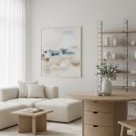 Intérieur minimaliste lumineux avec mobilier multifonctionnel et décoration épurée.
