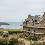 Petite maison en bord de mer en Normandie, avec des éléments de rénovation visibles.