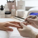 Prothésiste ongulaire effectuant un pinchage sur un ongle pour une courbure en C.