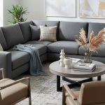 Intérieur moderne avec meubles en tissu enduit, sofa et accessoires décoratifs.
