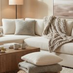 Intérieur chaleureux avec des plaids et coussins en tissu sherpa, ambiance douillette.