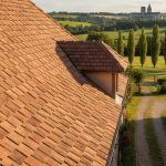 Toiture en tuiles de Beauvais neuves dans un paysage beauvaisien.