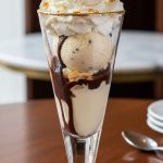 Dame Blanche dessert avec glace vanille, sauce chocolat et crème Chantilly.