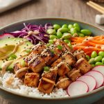 Poke bowl poulet avec légumes frais et riz, présentation colorée et équilibrée